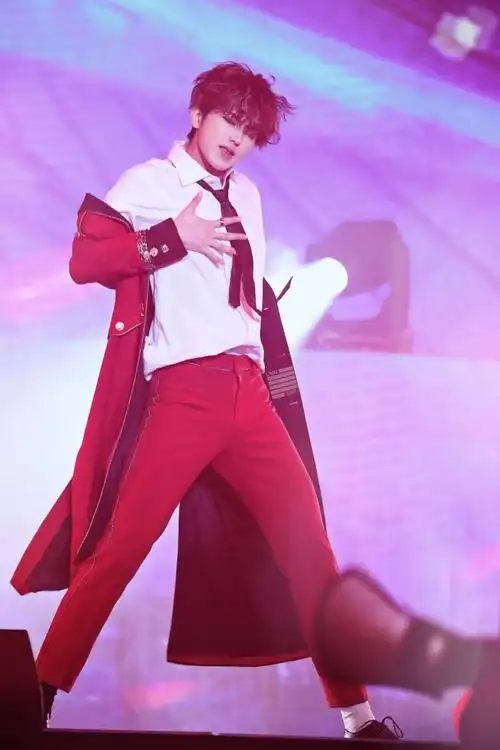 一,潜龙勿用蔡徐坤出生于1998年8月2日,是一个地地道道的江苏苏州人.