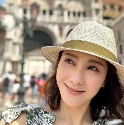 黎姿到现在一直都很低调,即使是嫁了个富豪老公,她呈现得日常生活也很