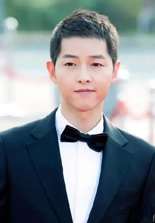 "老公"新造型曝光——看宋仲基的平头造型