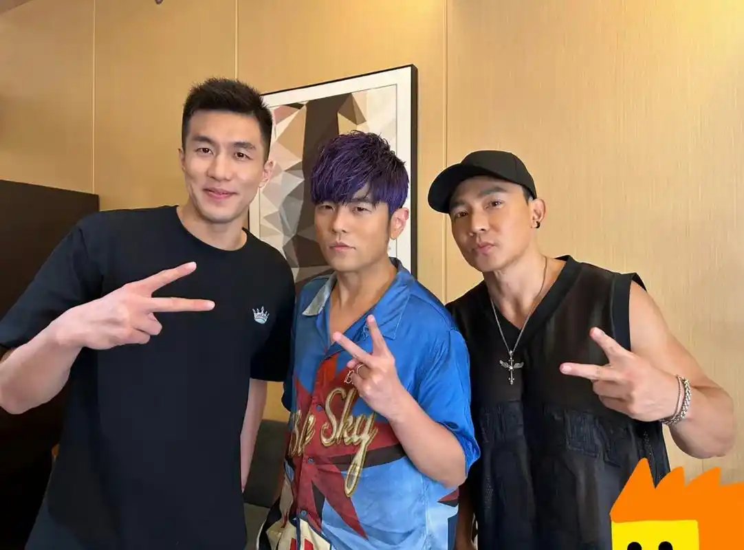 粉丝和周杰伦合影,这个状态虽然离巅峰还很远,但也算不错了.