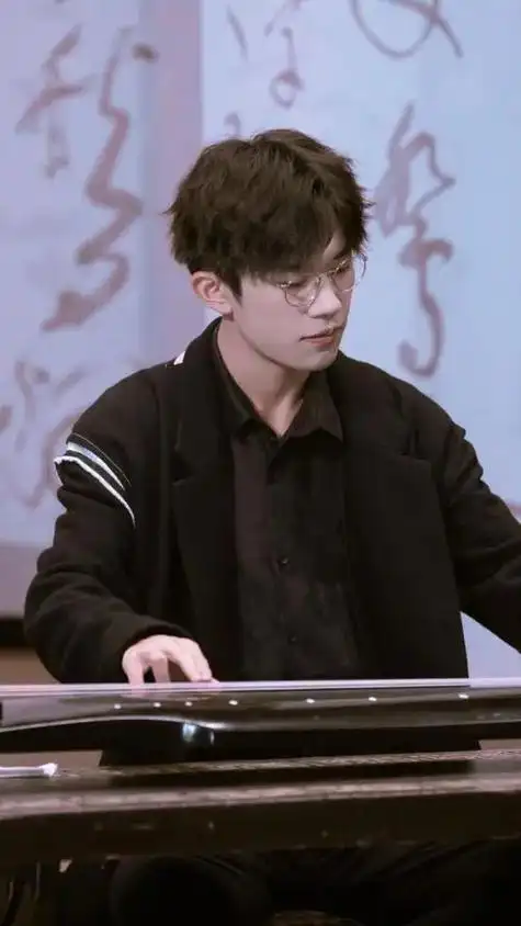 feel 千玺戴眼镜太绝了吧#易烊千玺壁纸 @弹固鱼 @望雾 - 抖音