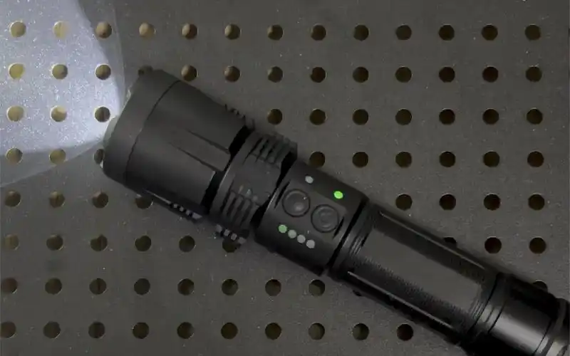 k99防身强光手电 闪瞎坏人的眼睛