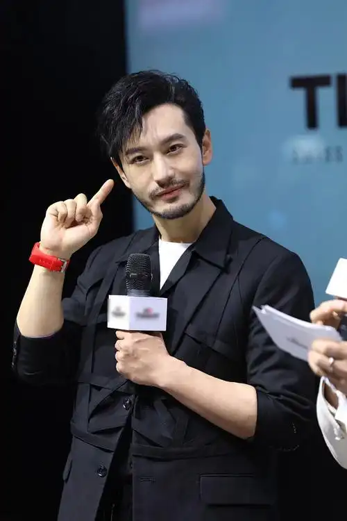 黄晓明蓄胡帅气显男人味 对镜招手憨笑萌态十足