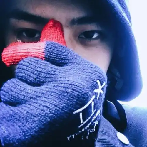 世勋ins头像 / .你追世界 我追逐你背影