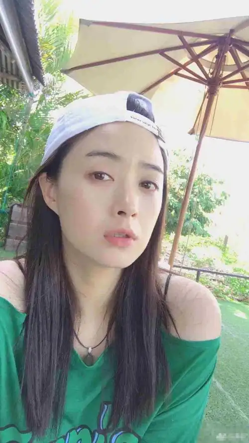 据说这是蒋欣变瘦30斤的样子,可是她的胯还是宽的吓人!