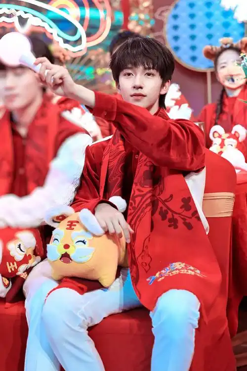 相伴行#‖20220111北京台春晚台下气氛到了就是年@时代少年团-贺峻霖