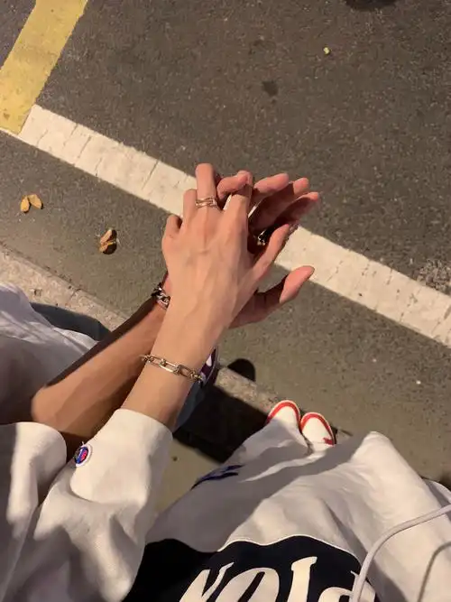 情侣牵手快照