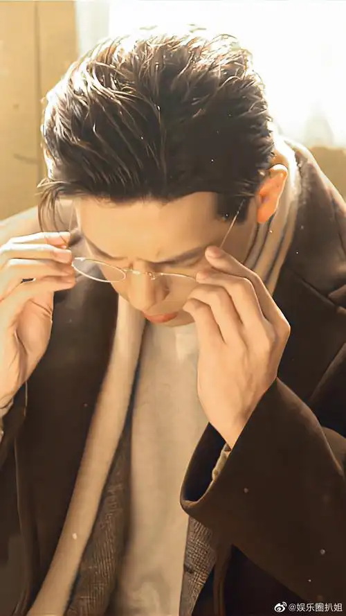李现戴着金丝眼镜不经意的一个歪头杀真的又拽又帅啊