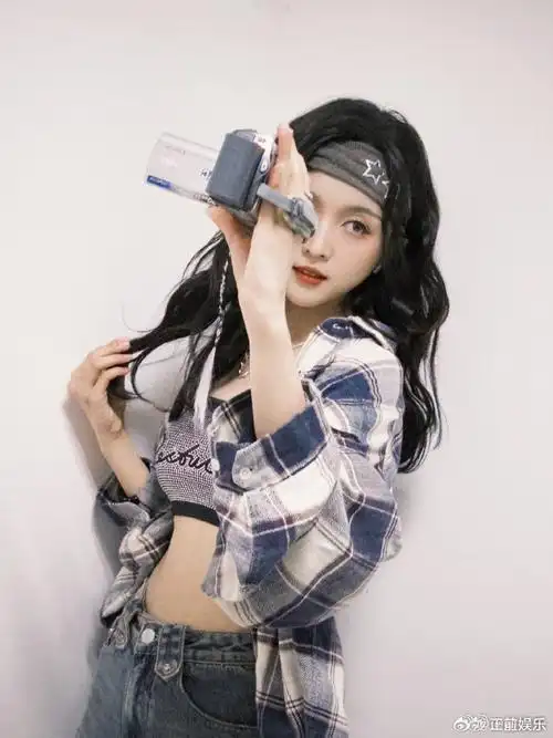 吴宣仪小卡自拍#吴宣仪小卡自拍,这样可爱的吴宣仪谁不想拥有呢