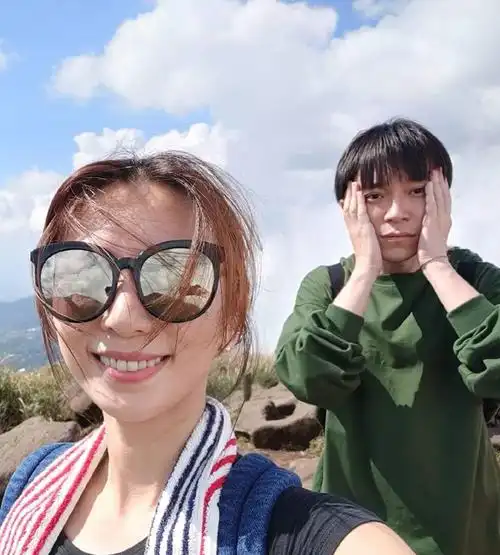 田馥甄吴青峰同框,两人休闲郊游爬山,网友:看不出竟然快40岁