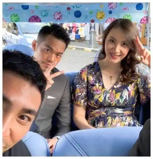 林丹晒与老婆合照,谁注意到穿裙谢杏芳的手,暴露夫妻感情_穿着_时尚