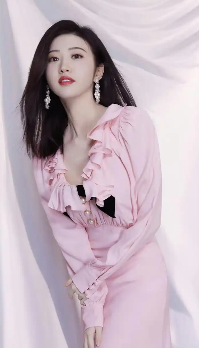 景甜身穿粉色长裙,魅力无人能挡!