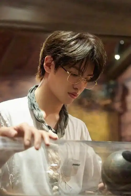 黄明昊《密室大逃脱》最新剧照释出~水手装扮搭配金丝眼镜