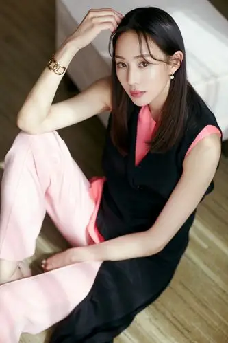 原创张钧甯厉害了不规则粉搭黑意外的好看身材好就是任性