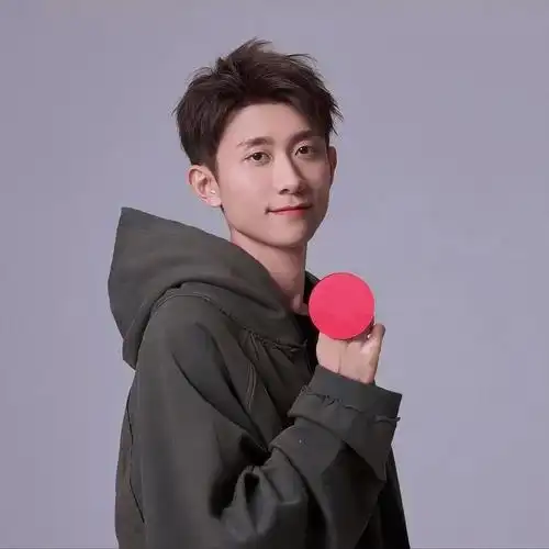 张一山温暖男神写真1024x600分辨率查看