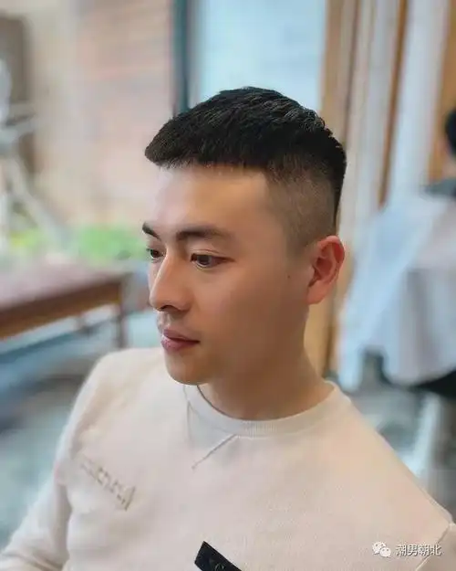 男生两边铲发型真的太帅了,今年试试这几款,简单潮流更有范