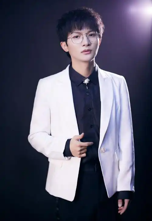 周深银丝眼镜造型