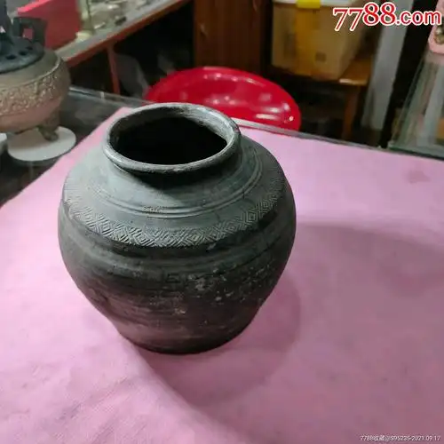 一个高肩带花纹的老罐子