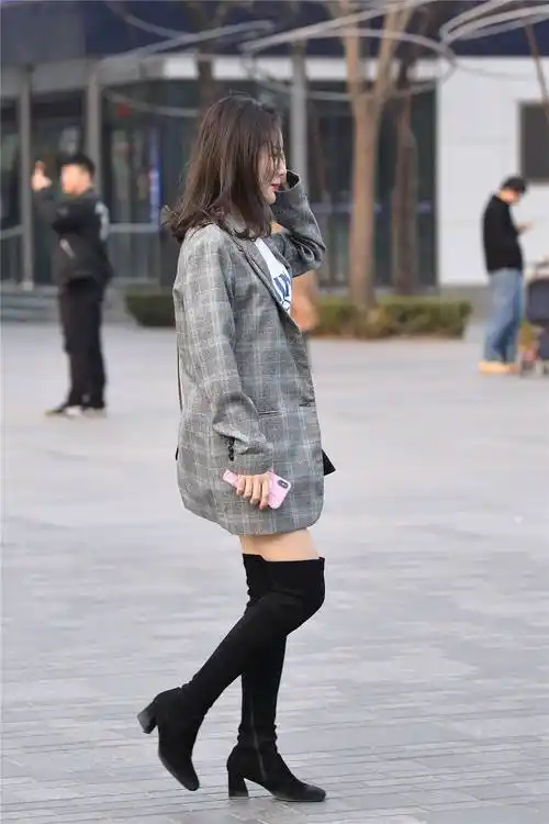 黑色粗跟过膝靴,绒面的款式,修身的设计也显得身材很好_靴子_美女