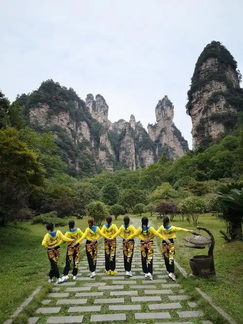 我们一行8人,又来到张家界景区大门口,刚到大门口,姐妹们就迫不及待的