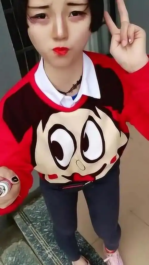 旺仔出征,寸草不生!精神小妹的打扮总是能让人眼前一亮!