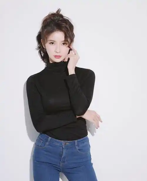 《青你2》蔡卓宜穿紧身卫衣裙_女孩子_绅士_造型