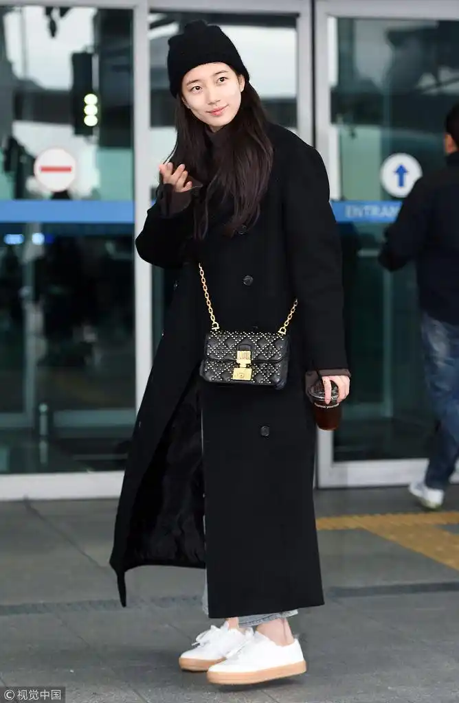 裴秀智黑色呢大衣搭牛仔裤配小白鞋 dior链条包简约时髦