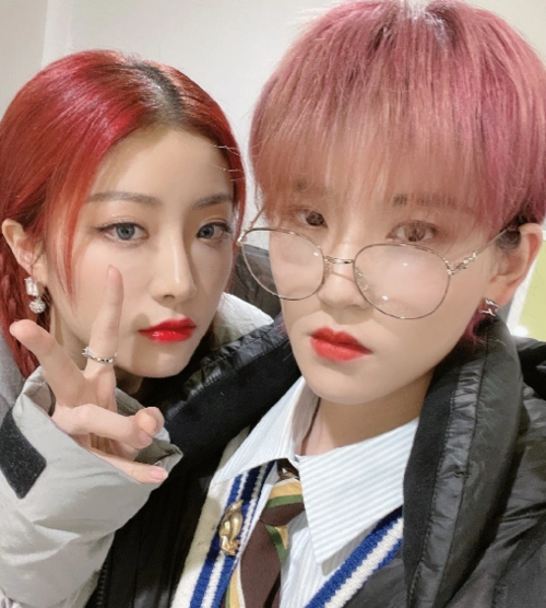 陆柯燃晒the9合照和别人拍是正经脸唯独和她活泼得像个孩子