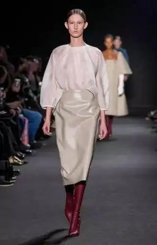 蕾丝轻薄通透,展现女子的娇美身姿,散发出性感成熟的魅力.