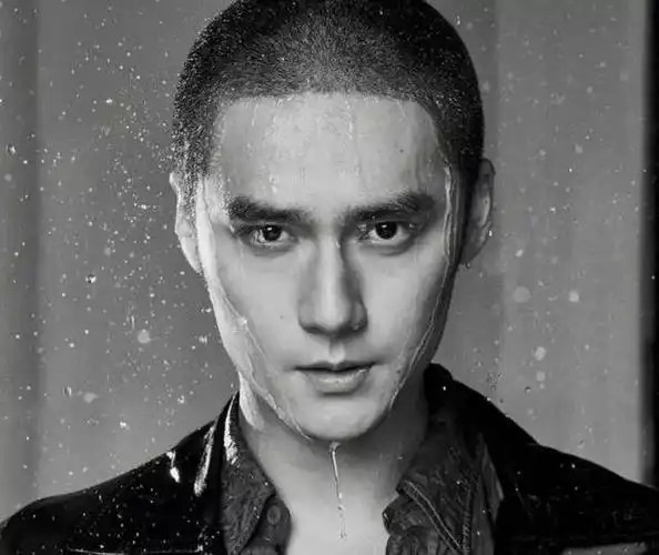 《少年的你》易烊千玺一改乖巧,帅痞高能!圆寸果然是检验帅哥的标准