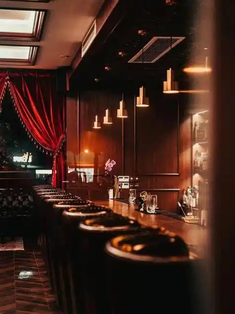 如何用巨嗨等神级点歌系统打造人气爆棚的酒吧吧台_步骤_空间_音乐