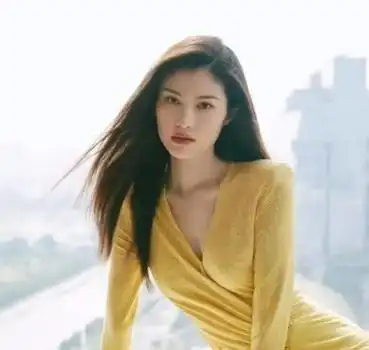 何穗曾靠着给李咏砸金蛋为生如今摇身一变成了国际超模