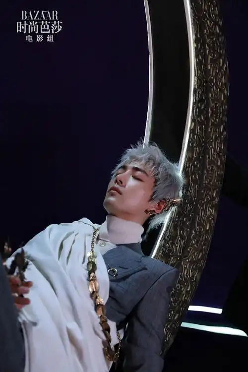 肖战早期与素人合照#肖战的银发造型, 如同梦幻王国的精灵王子,貌不