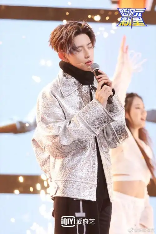 小鬼挑染银发色好酷呀