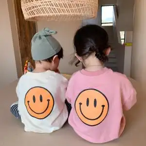 儿童红色卫衣姐弟