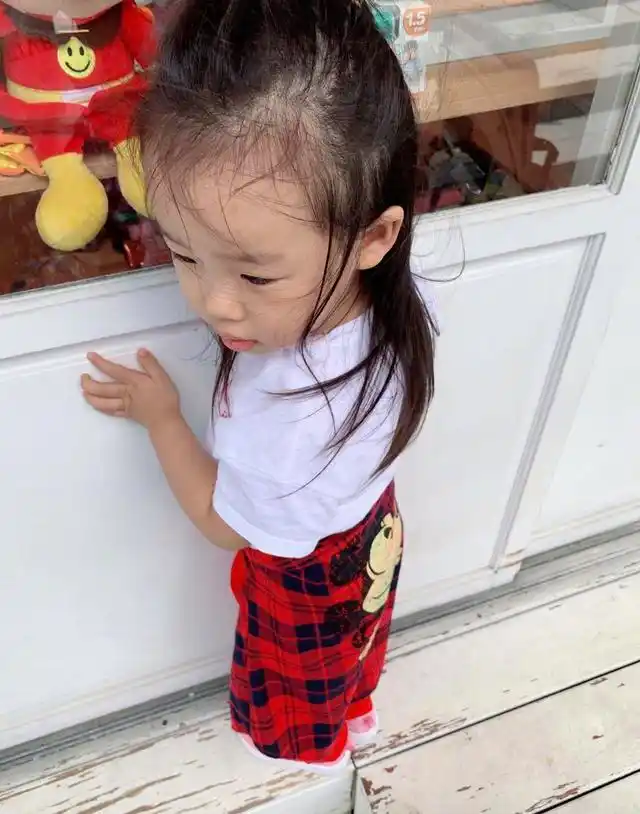 原创伊能静大方秀出自己和女儿小米粒的大额头自豪地称命好聪明