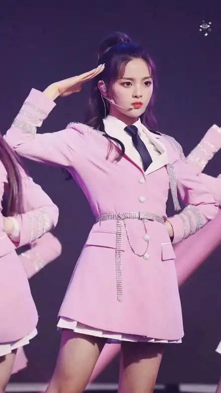 火箭少女101成团一周年舞台上的杨超越美图2