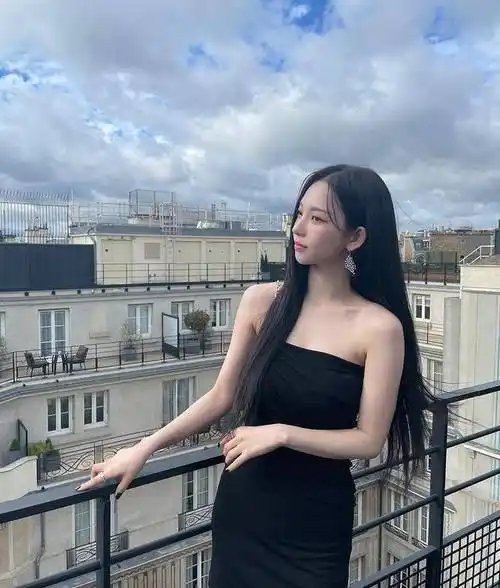 柳智敏,黑色抹胸紧身短裙,秀出白皙肌肤,修长双腿_刘志敏_刘智敏_身材