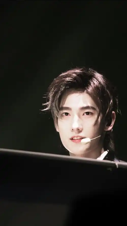 杨洋17年蓝发造型