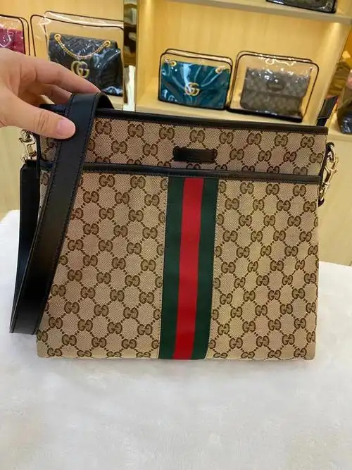 全新闲置品95gucci 休闲单肩/斜挎男包,帆布拼皮