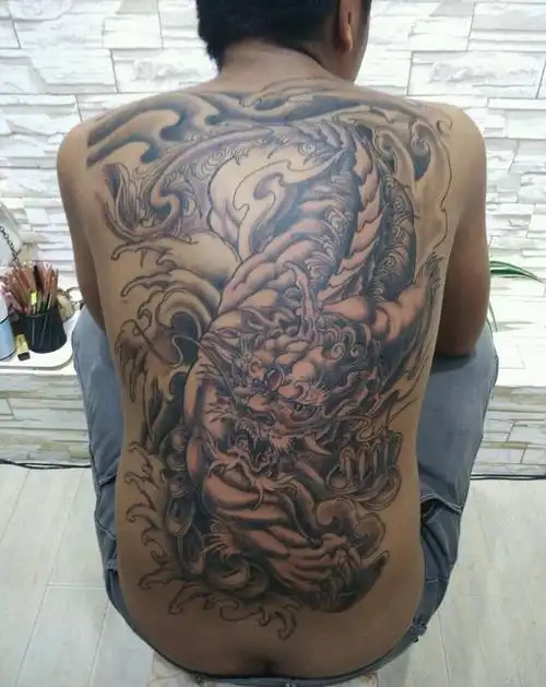 满背貔貅纹身图片