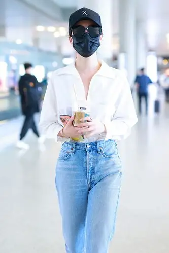 1/ 5 搜狐娱乐讯 (视觉中国/图)近日,一组杨采钰最新机场照曝光.