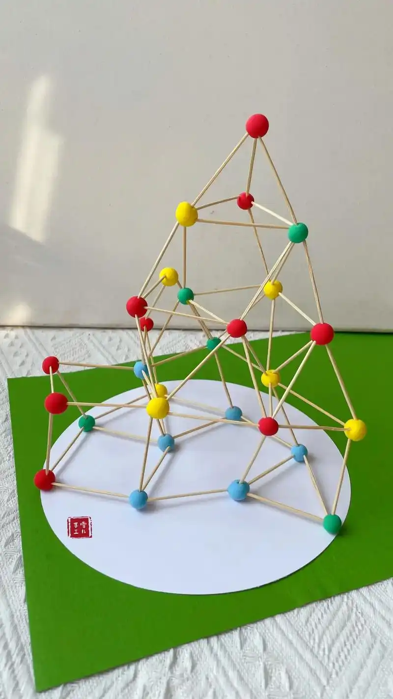 用粘土和牙签一起做立体建构作品吧.