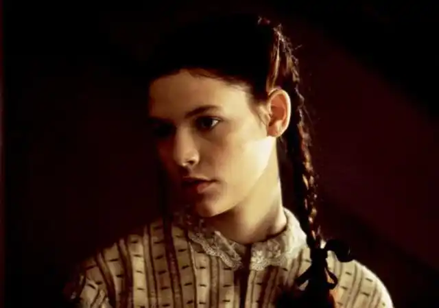 当时并不出众最后却全面逆袭的还包括当时小妹的扮演者克莱尔·丹妮丝