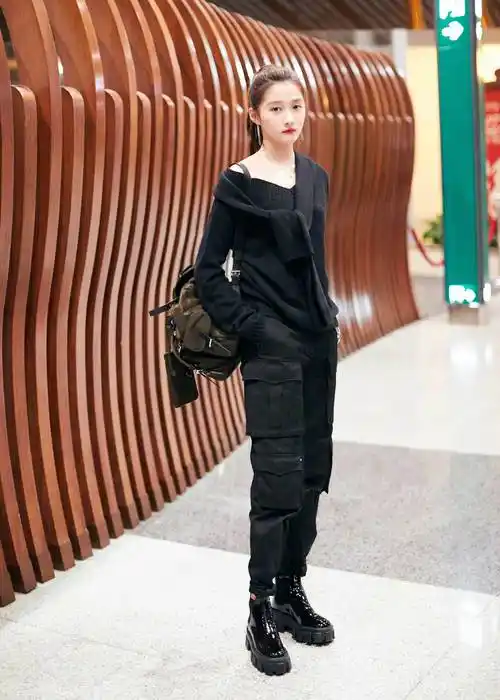 关晓彤身穿露肩毛衣配工装随性帅气而白衬衫配紧身裤性感时髦