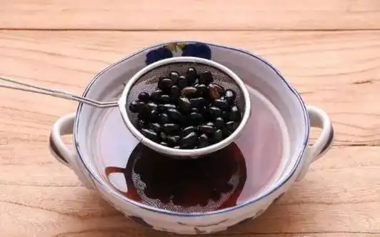 生发的养生汤有很多种,黑豆汤就是其中一种生发汤,生发黑豆汤一般是用