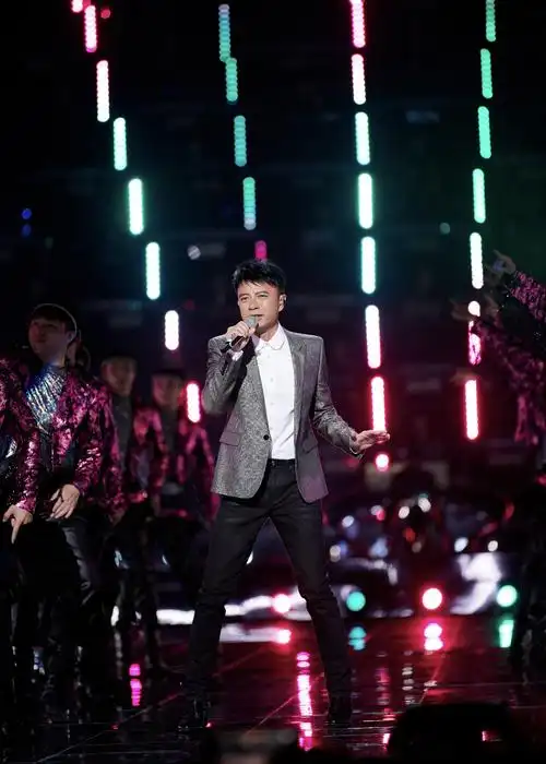 李克勤跨年演唱会演绎《护花使者》 夺得江苏卫视收视率最高节目