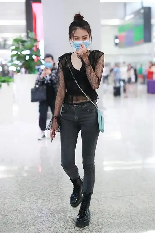 徐璐好时尚,一字肩条纹上衣配牛仔阔腿裤,显高清爽有气场