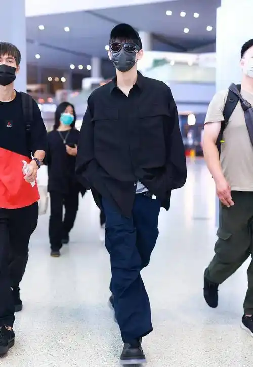 朱亚文和沈佳妮秀恩爱,锤哥&锤弟傻傻分不清楚_时间_上海机场_郭俊辰