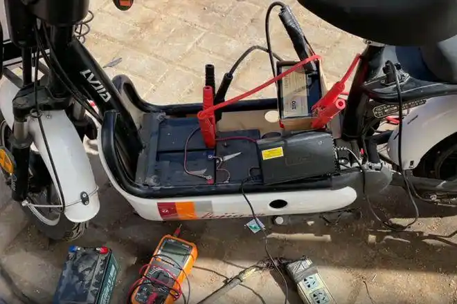 电动车用1年就跑不远,电池受损了吗?告诉你2个更省钱的解决办法|电瓶|